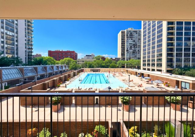 1555 N Sandburg Terrace 305K, Chicago, IL 60610