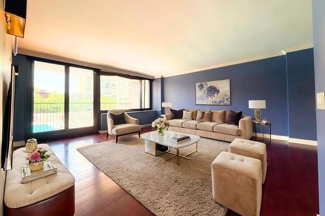1555 N Sandburg Terrace 305K, Chicago, IL 60610