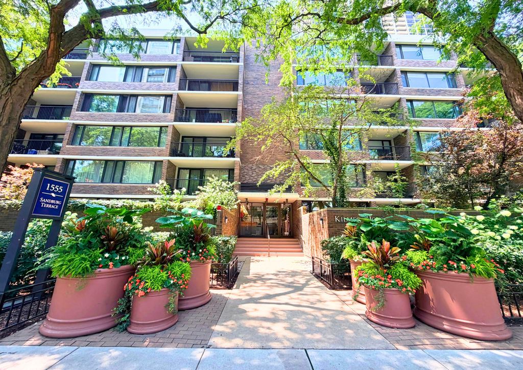 1555 N Sandburg Terrace 305K, Chicago, IL 60610