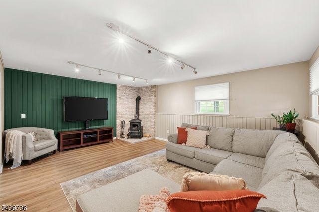 97 Beacon Hill Rd, Washington Twp., NJ 07830