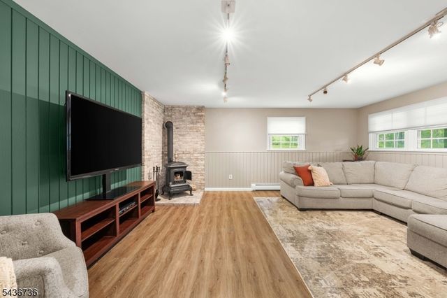 97 Beacon Hill Rd, Washington Twp., NJ 07830