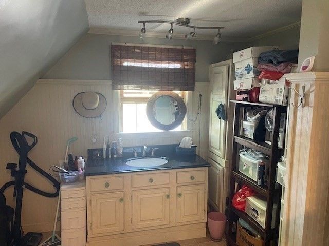 2 Oscar St, Holyoke, MA 01040