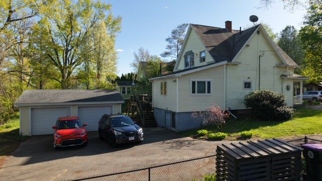 2 Oscar St, Holyoke, MA 01040