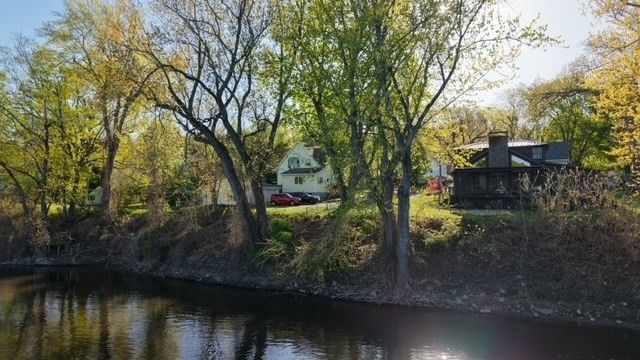 2 Oscar St, Holyoke, MA 01040