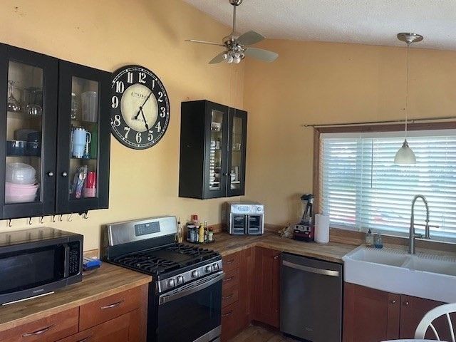 2 Oscar St, Holyoke, MA 01040