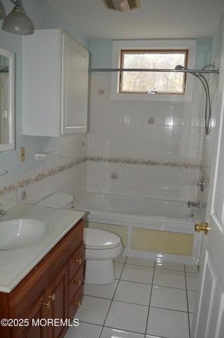 28 Spruce Street, Waretown, NJ 08758