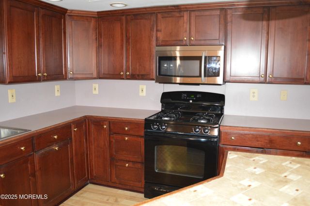 28 Spruce Street, Waretown, NJ 08758