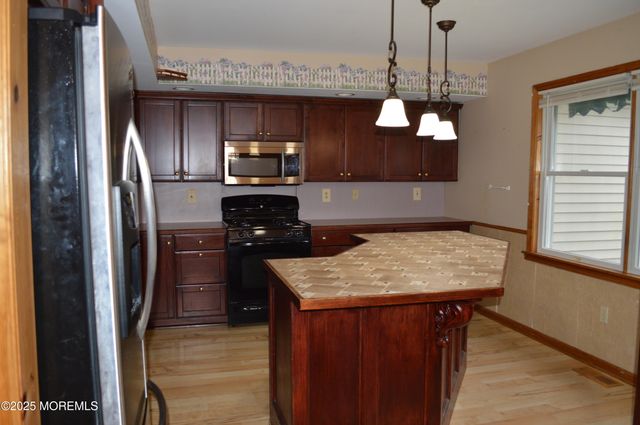 28 Spruce Street, Waretown, NJ 08758