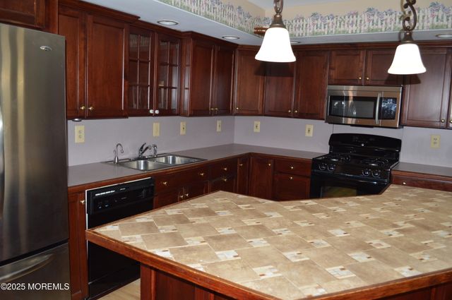 28 Spruce Street, Waretown, NJ 08758