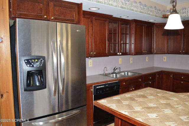 28 Spruce Street, Waretown, NJ 08758