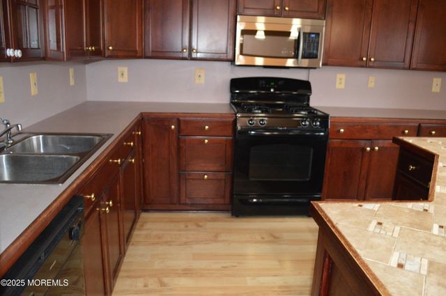 28 Spruce Street, Waretown, NJ 08758