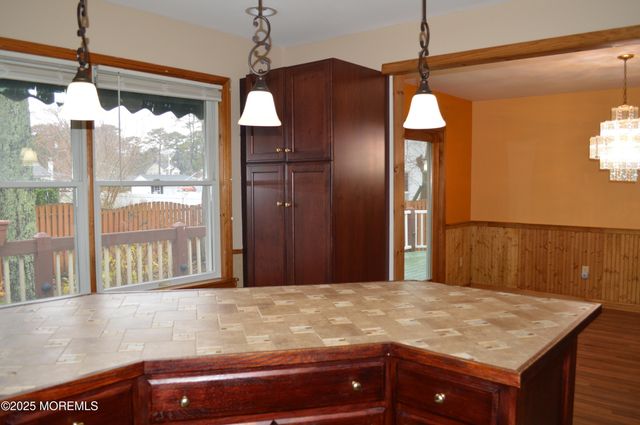 28 Spruce Street, Waretown, NJ 08758