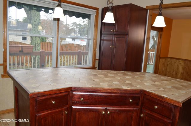 28 Spruce Street, Waretown, NJ 08758