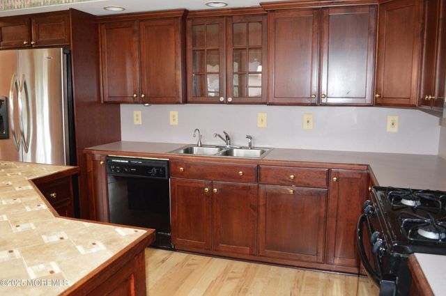 28 Spruce Street, Waretown, NJ 08758