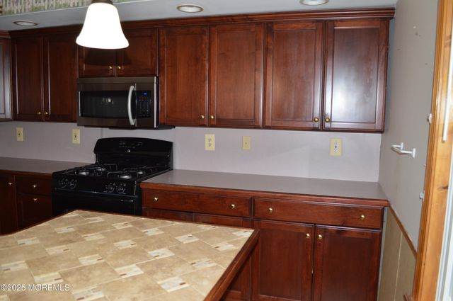 28 Spruce Street, Waretown, NJ 08758