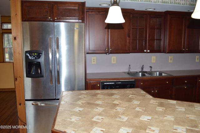 28 Spruce Street, Waretown, NJ 08758