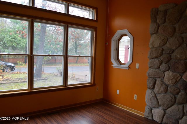 28 Spruce Street, Waretown, NJ 08758