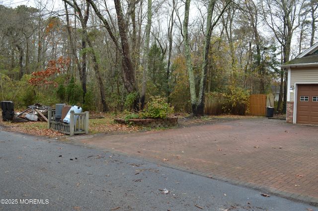 28 Spruce Street, Waretown, NJ 08758