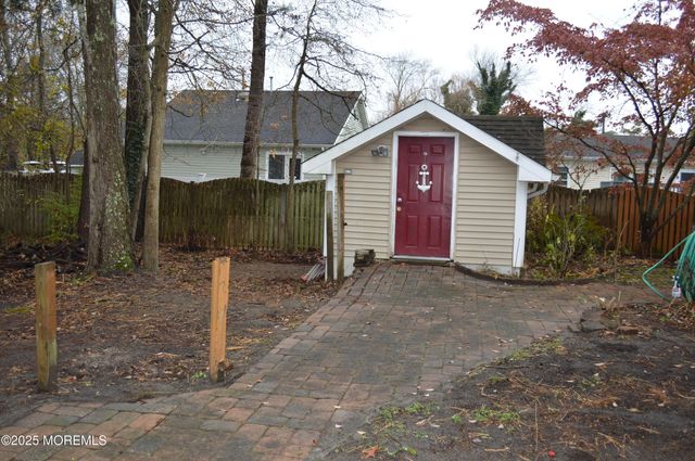 28 Spruce Street, Waretown, NJ 08758