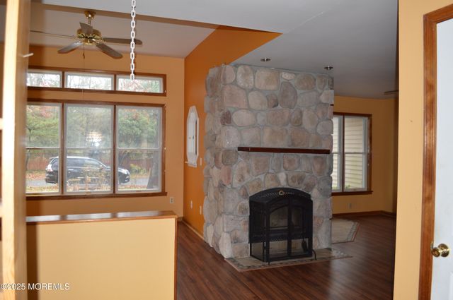 28 Spruce Street, Waretown, NJ 08758