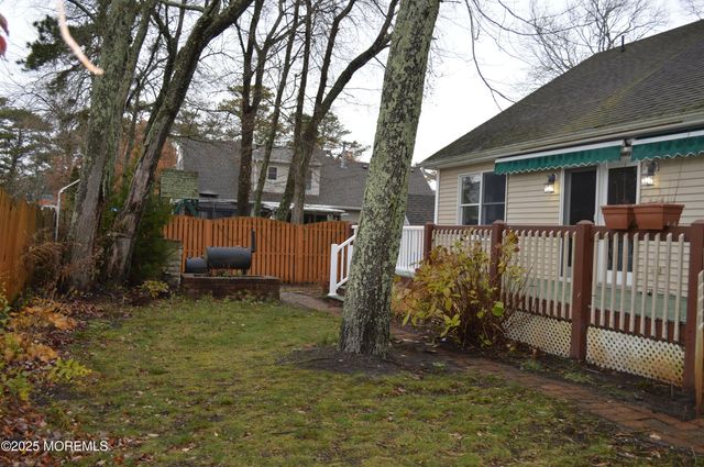 28 Spruce Street, Waretown, NJ 08758