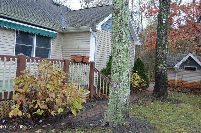 28 Spruce Street, Waretown, NJ 08758