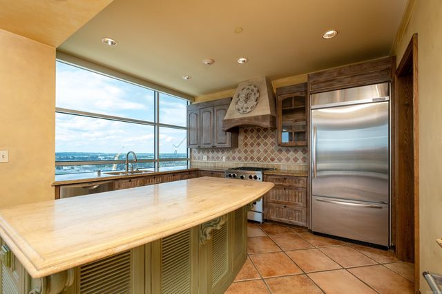 521 President Clinton Ave Apt 1306, Little Rock, AR 72201