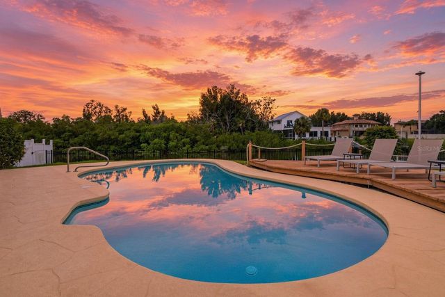 8727 BAY CREST LANE, Tampa, FL 33615