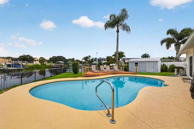 8727 BAY CREST LANE, Tampa, FL 33615