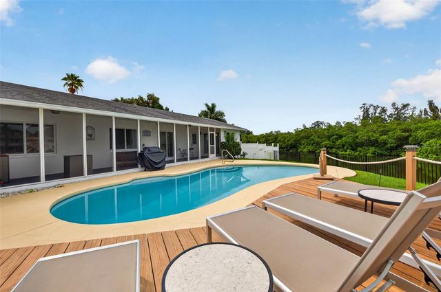 8727 BAY CREST LANE, Tampa, FL 33615