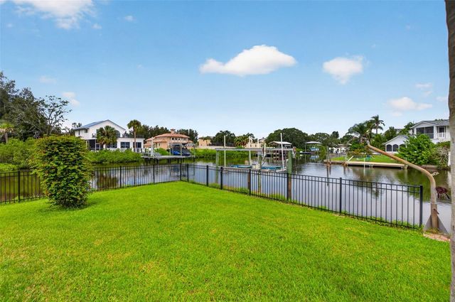 8727 BAY CREST LANE, Tampa, FL 33615