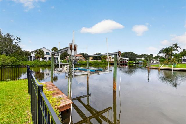 8727 BAY CREST LANE, Tampa, FL 33615