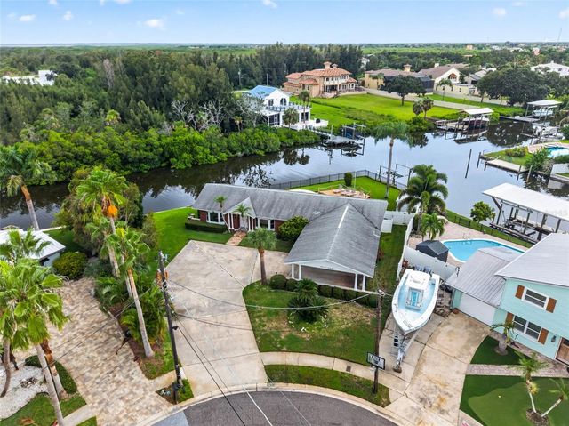 8727 BAY CREST LANE, Tampa, FL 33615