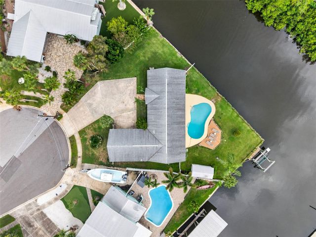 8727 BAY CREST LANE, Tampa, FL 33615