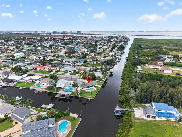 8727 BAY CREST LANE, Tampa, FL 33615