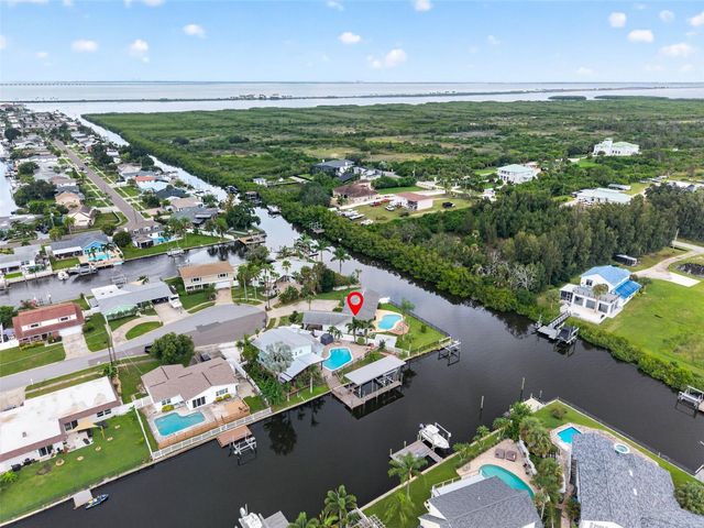 8727 BAY CREST LANE, Tampa, FL 33615