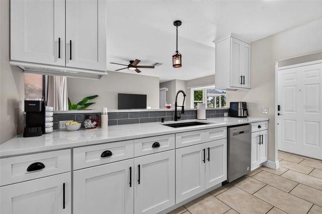 8727 BAY CREST LANE, Tampa, FL 33615