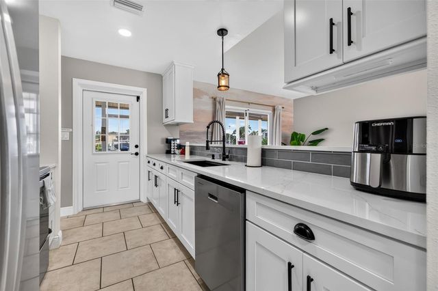 8727 BAY CREST LANE, Tampa, FL 33615