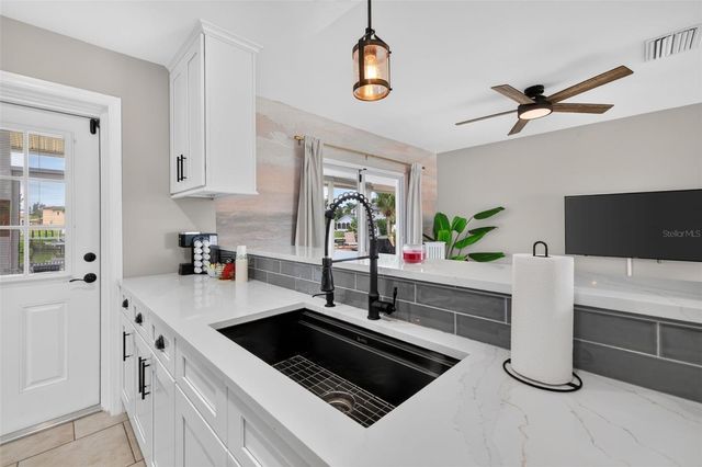 8727 BAY CREST LANE, Tampa, FL 33615