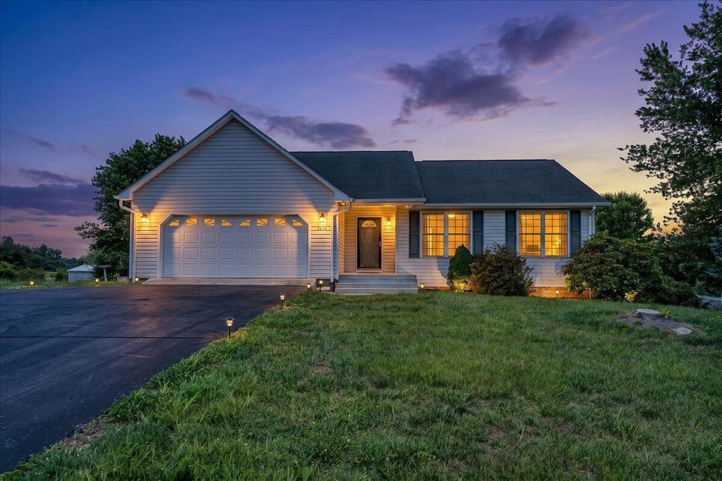2278 Isle Of Pines DR, Moneta, VA 24121
