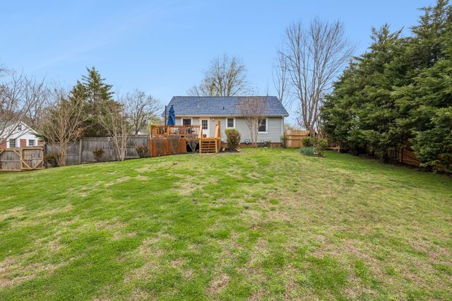 1027 Mulberry St, Burns, TN 37029