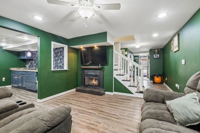 1027 Mulberry St, Burns, TN 37029