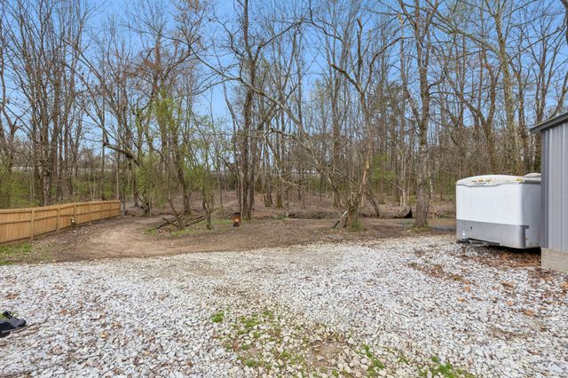 1027 Mulberry St, Burns, TN 37029