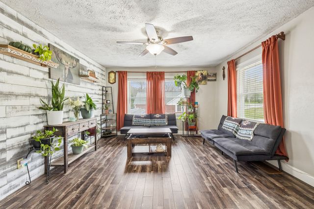 1027 Mulberry St, Burns, TN 37029