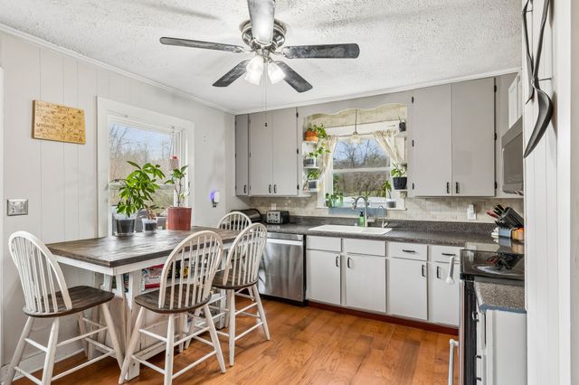 1027 Mulberry St, Burns, TN 37029