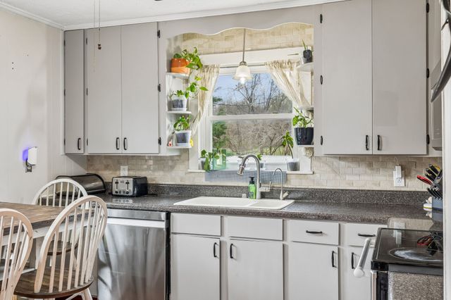 1027 Mulberry St, Burns, TN 37029