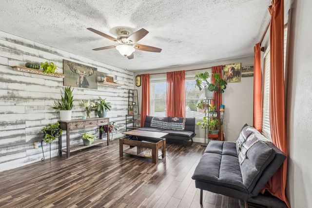 1027 Mulberry St, Burns, TN 37029