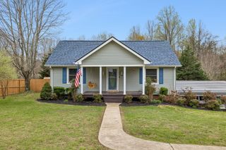 1027 Mulberry St, Burns, TN 37029