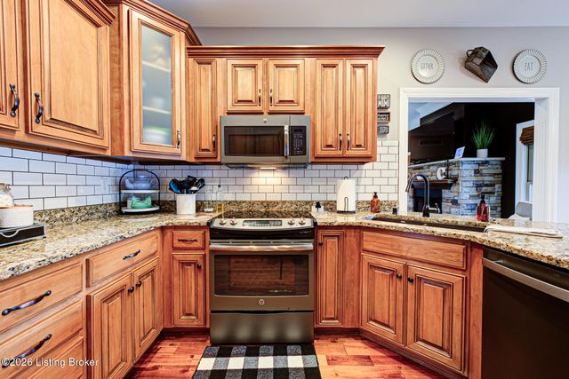 454 Cedar Creek Rd, Louisville, KY 40229