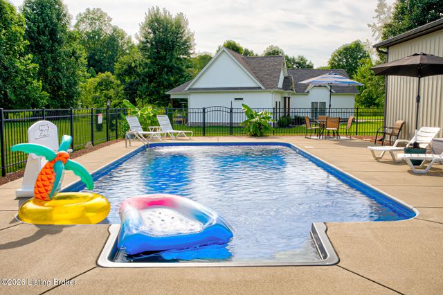 454 Cedar Creek Rd, Louisville, KY 40229